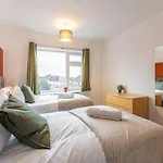 Stylish House - Close To City Centre - Free Parking, Super-Fast Wifi And Smart Tvs By Yoko Property