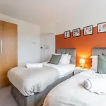 Stylish House - Close To City Centre - Free Parking, Super-Fast Wifi And Smart Tvs By Yoko Property