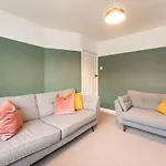 Stylish House - Close To City Centre - Free Parking, Super-Fast Wifi And Smart Tvs By Yoko Property