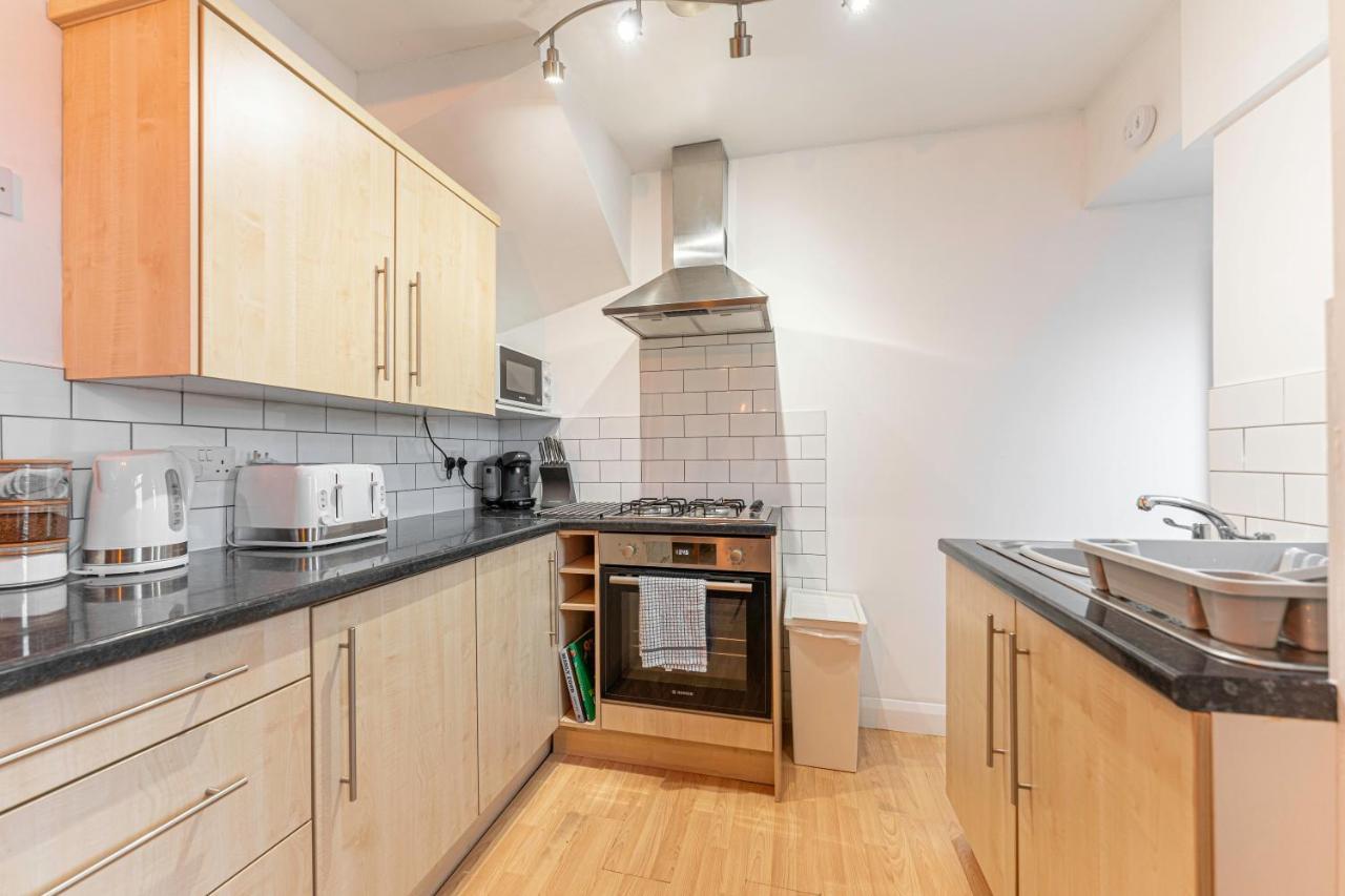 Stylish House - Close To Centre - Free Parking, Super-fast Wifi And Smart Tvs By Yoko Coventry